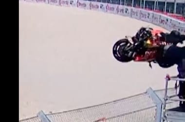 Több méter magasra felpattanó motor találta el egy operatőr kameráját a MotoGP magyar időmérőjén – videó