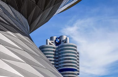 Történelmi lépés: BMW motor kerülhet a Mercedesekbe