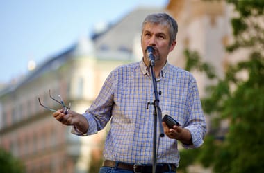 Hadházy odaszúrt Dobrevnek: Ebben a rendszerben annak lehet óriásplakátja, akinek a Fidesz megengedi