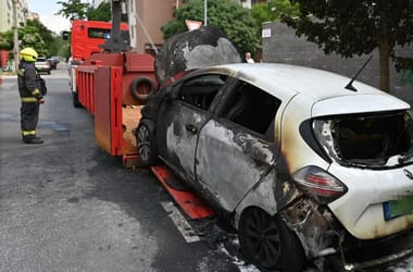 Kigyulladt egy elektromos autó Budapesten – oltás után jött a konténeres fürdő