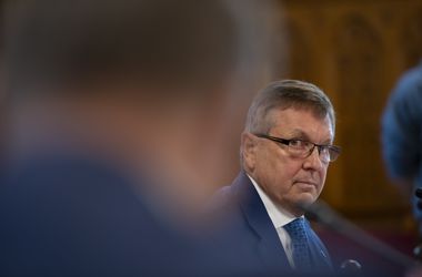 És akkor az egyik Matolcsyt kihallgatják, miközben a másik bevásárol