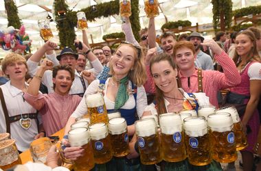 Megnyitott az Oktoberfest Münchenben – fotók