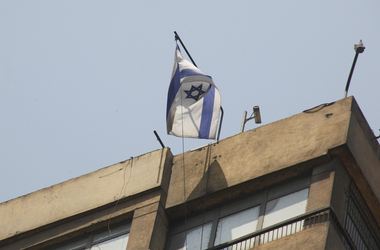 Izrael világszerte bezárja a nagykövetségeit
