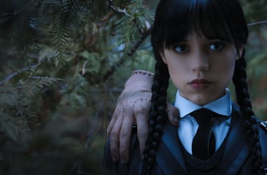 Lángoló sárkány, repülő kések és Steve Buscemi: Itt a Wednesday 2. új előzetese