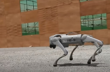 Ez nem a Black Mirror: fegyverrel felszerelt robotkutyákkal hadgyakorlatozott Kína