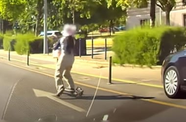 Szabálytalan rolleres miatt kellett nagyot mentenie egy autósnak, a kocsiját sem kímélte – videó