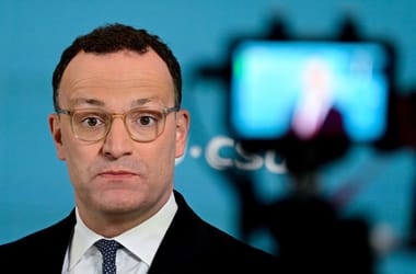 Béranya segítségével született gyermeke, ezért lemondott a német konzervatívok frakcióvezetője