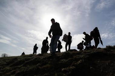 Az oroszok továbbra is migránsokat szállítanak az EU-s határokra