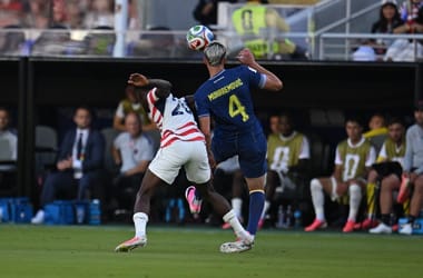 Csúnya szabálytalanságáért kiállították, a FIFA mégis pályára engedi az amerikai Balogunt