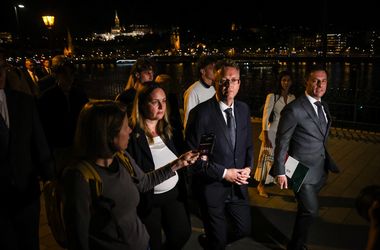 Fotókon, ahogy Hankó Balázs elhagyja a Parlamentet