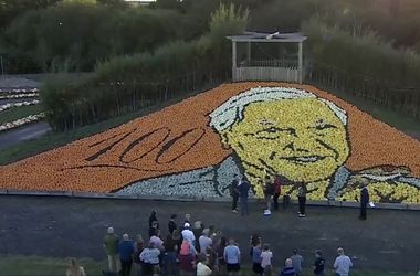 Guinness-rekordot ért Sir David Attenborough tökportréja
