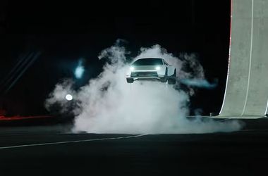 Fejjel lefelé közlekedik és akadályokat ugrik át Elon Musk új csodakocsija, de a cirkuszon túl aligha van sok értelme