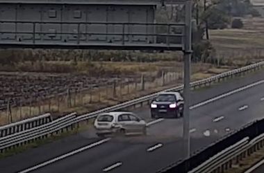 Hatalmasat csattant egy autó az M4-esen, a másik sofőr egy ideg nézte, majd elhajtott