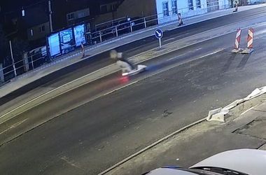 Ezért nem szabad ittasan rollerezni, főleg párosban (videóval)