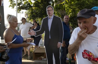 Rég leáldozott a szerb elnök csillaga, de esze ágában nincs távozni
