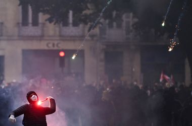 Több nagyvárosban is összecsaptak a francia tüntetők a rendőrséggel – képek
