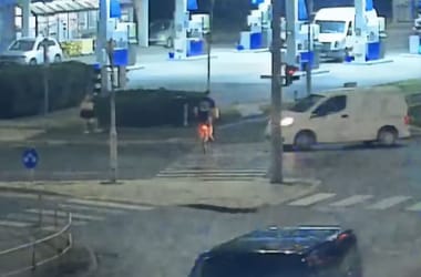 Gyalogost és kerékpárost is elütöttek a zebrán Siófokon – videó