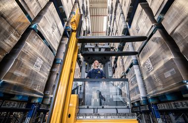 Robot licitál a fuvarokra, de az akkutárolásnak nincsenek tűzvédelmi szabályai – kihívások előtt a hazai logisztikai szektor