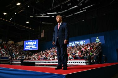 Donald Trump népszerűsége mélyponton, francia típusú zavargásokkal riogat