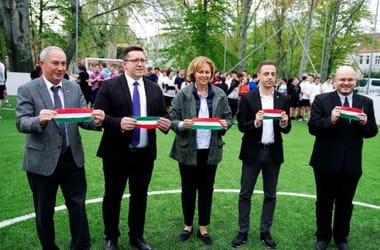 Két mém miatt költöznie kellett a diáknak, bíróság előtt a kecskeméti kollégium igazgatója
