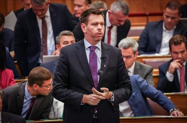Vitézy Dávid: Lázár János háromszoros áron kötött szerződést Mészáros és Szíjj cégével