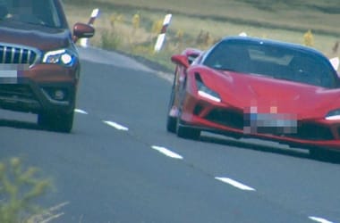 140 ezres bírságot ért most ez az előzés egy Ferrari vezetőjének