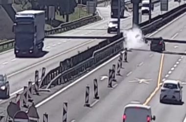 Autópályás terelésnél próbált előzni a motoros, csúnya baleset lett belőle – videó