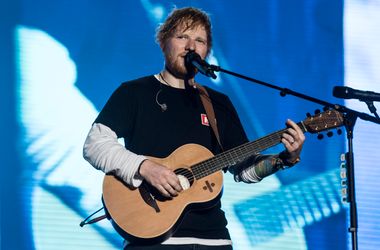 Ed Sheeran egyedül lépett fel a botrány után, a színpadon kért elnézést és elítélte a gázai helyzetet