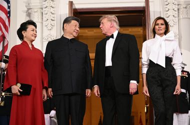 Melania Trump húzott egy váratlant a kínai elnök tiszteletére tartott díszvacsorán
