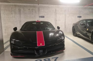 Egy másik, nagyjából 200 millió forintot érő Ferrarit is lefotóztak a korrupciós botrányban érintett Hungast-tulajdonos cég parkolóhelyén