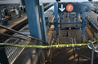 Felgyújtottak egy nőt a New York-i metrón