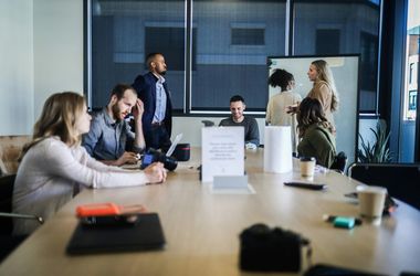 A csendes erő: Miért lehetnek kiváló vezetők az introvertáltak?