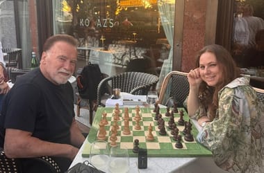 Magyar Péter után Arnold Schwarzeneggerrel is sakktáblához ült Polgár Judit