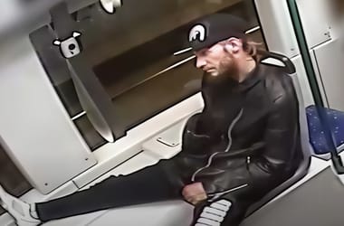 Videó alapján keres a rendőrség egy férfit, aki társával kirabolt két fiatalt a 6-os villamoson