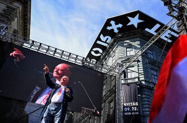 Nagy Feró beszólt Leslie Mándokinak és Curtisnek a Terror Háza előtti tüntetésen