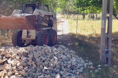 Hulladékakadályokat emelt az illegálisan terjeszkedő gazda Mocsárosdűlőben, feljelentette az óbudai önkormányzat