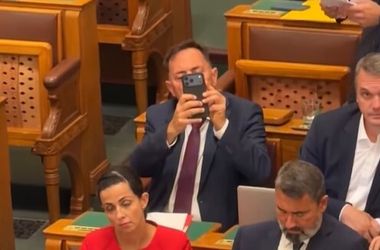 Magyar Péter: Pócs János megint döbbeneteset alakított a Parlamentben