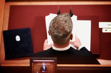 „Ennél tényleg nincs lejjebb” – válaszolta Magyar Péter a Fidesz menekülttáboros felszólítására