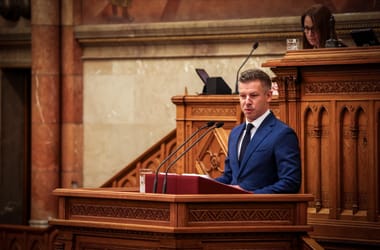 Magyar Péter a parlamentben emlékezik meg Nagy Imréékről