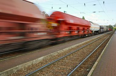 Kisiklottak egy veszélyes anyagot szállító vonat kocsijai Rákoson