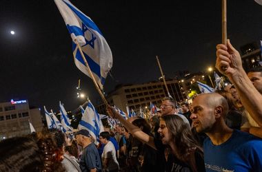 Pár nappal az izraeli választások előtt ellenzéki tömegtüntetés volt Tel-Avivban