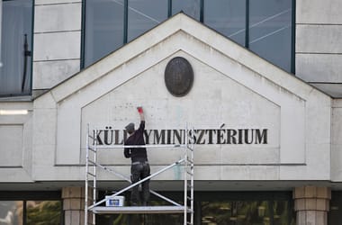 A „külgazdasági” felirat mellett Szijjártó Péter fotói is eltűntek a Külügyminisztériumból
