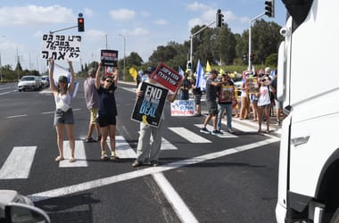 Az autópályát is lezárták a tüntetők Izraelben, hollywoodi színész is ott volt a demonstráción