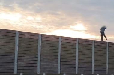 Videó: A zajvédő fal tetején táncolt egy férfi az M0-son