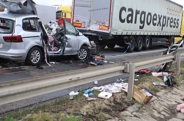 Négy ember, köztük egy gyerek halt meg az M1-esen: videót közölt a rendőrség