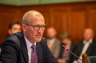 Tarr Zoltán miniszteri biztost nevezett ki a közmé