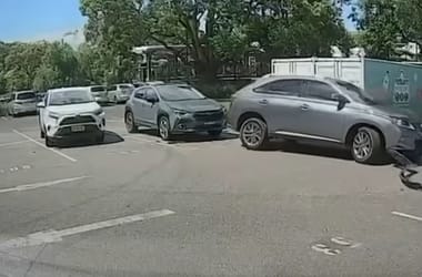Videón: Az ittas sofőr mintha csak dodzsempályán lenne, úgy törte a parkoló autókat