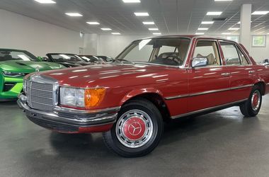 50 évesen szinte vadiúj, kézi váltós Mercedes S-osztály hív időutazásra