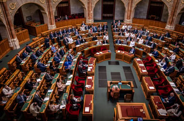 Magyar Péter felszólalásával és Alaptörvény-módosítással indul a parlament – ÉLŐ