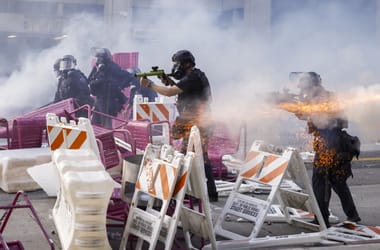 Vészhelyzetet hirdettek és kijárási tilalmat rendeltek el Los Angeles belvárosában a zavargások miatt
